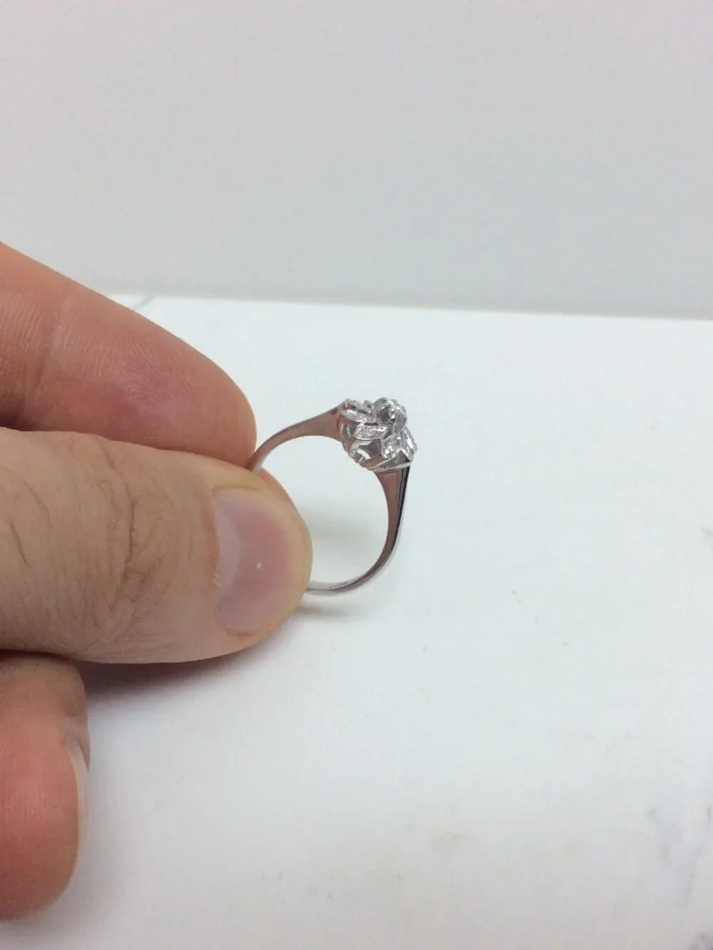18K White Real Solid Gold Flower Diamond Lady Ring Size 7.5      3.40 gr